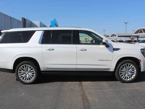 Used 2023 GMC Yukon XL Denali AWD/4WD image 2