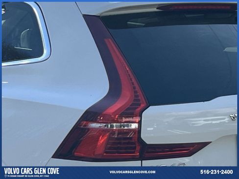 Used 2021 Volvo XC60 T5 Momentum w/ Climate Package image 8