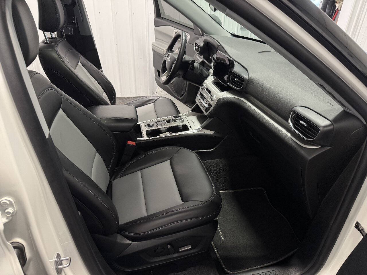 Used 2022 Ford Explorer XLT w/ XLT Sport Appearance Package AWD/4WD image 20