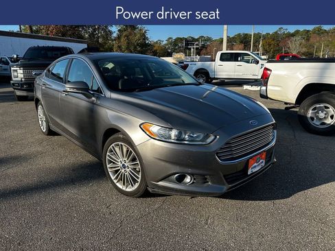 Used 2014 Ford Fusion SE w/ Equipment Group 202A image 9
