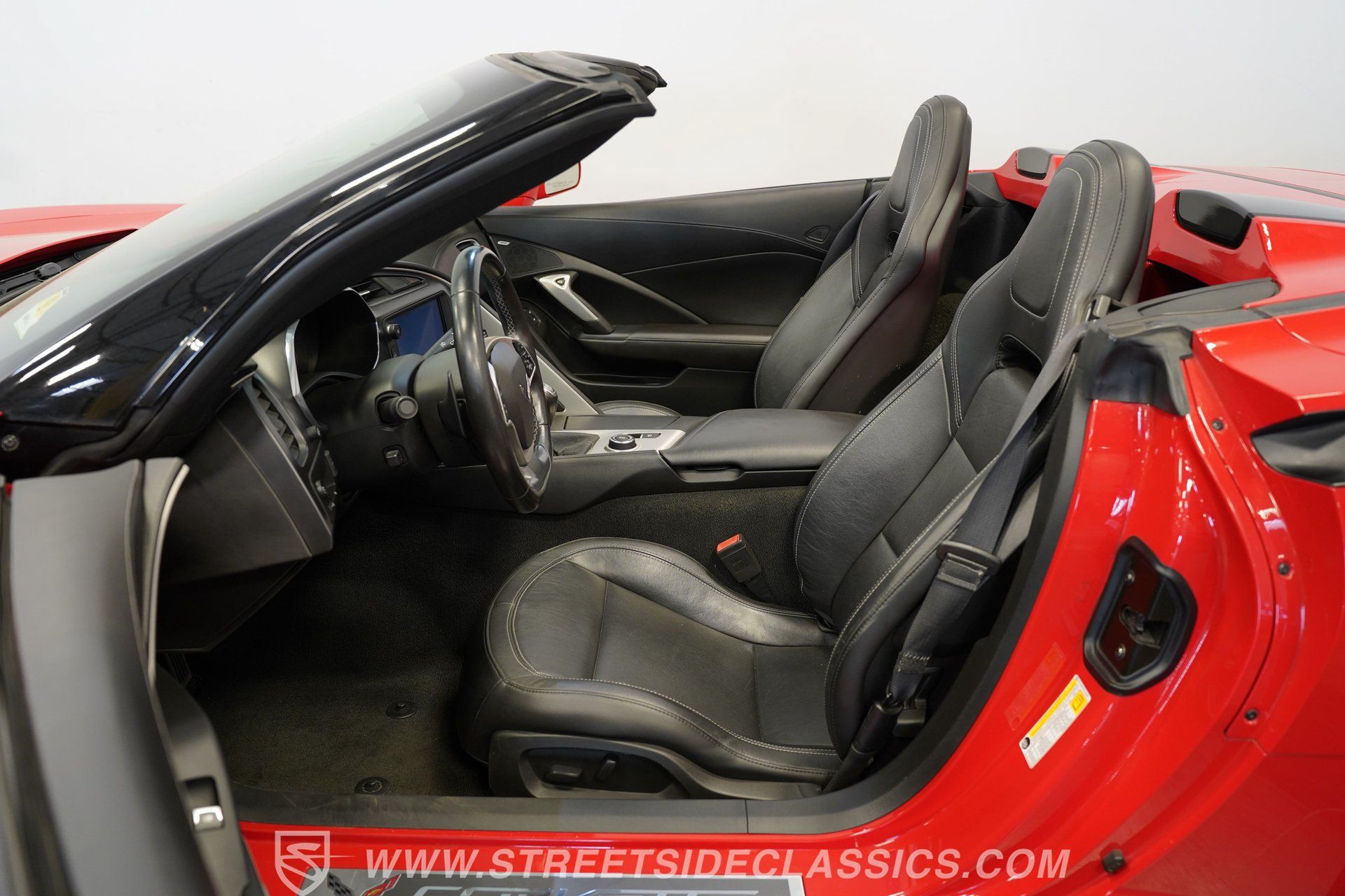 Used 2019 Chevrolet Corvette Stingray Convertible w/ Carbon Flash Badge Package RWD image 3