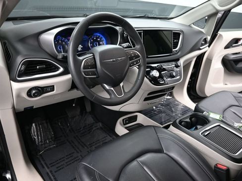 Used 2024 Chrysler Pacifica Touring-L FWD image 19