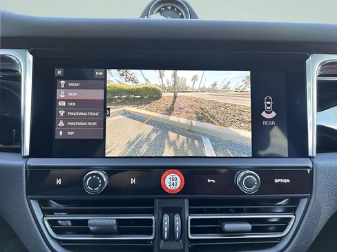 Certified 2025 Porsche Macan image 13