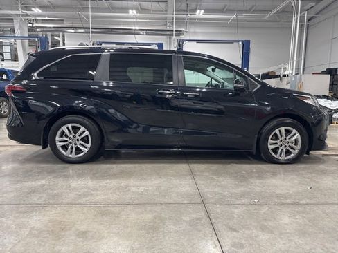 Used 2024 Toyota Sienna Limited image 10