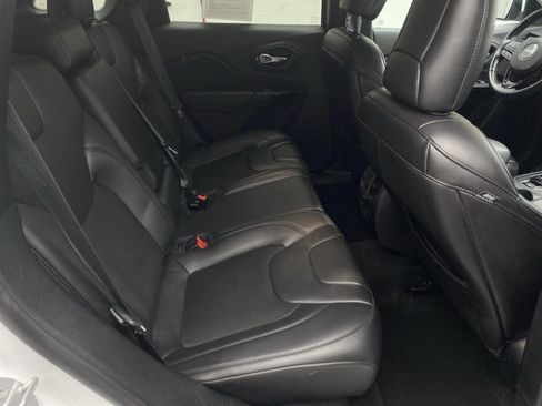 Used 2019 Jeep Cherokee Latitude Plus AWD/4WD image 14