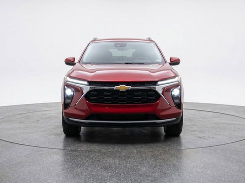 Used 2025 Chevrolet Trax LT FWD image 2