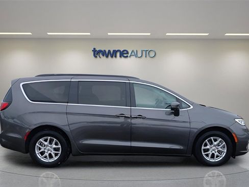 Certified 2022 Chrysler Pacifica Touring-L w/ Uconnect Theater Family Group image 6