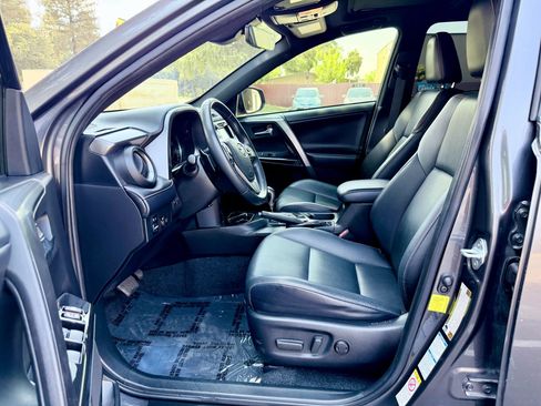 Used 2018 Toyota RAV4 SE AWD/4WD image 7