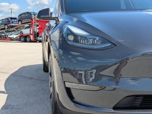 Used 2024 Tesla Model Y 2WD image 10