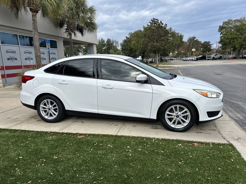 Used 2018 Ford Focus SE image 2