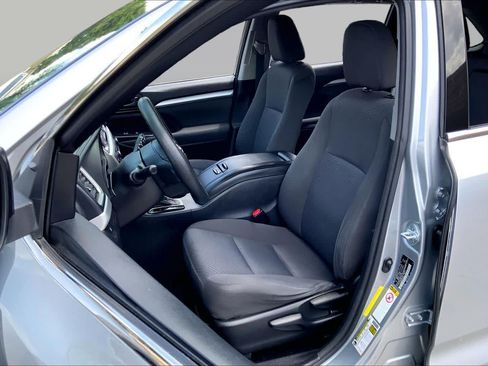 Used 2017 Toyota Highlander LE FWD image 8