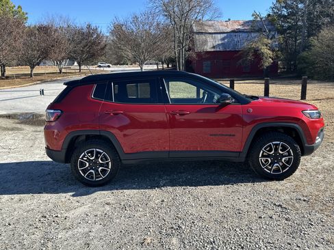 Used 2024 Jeep Compass Trailhawk image 4