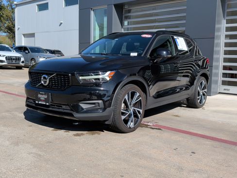 Used 2020 Volvo XC40 T4 R-Design image 5