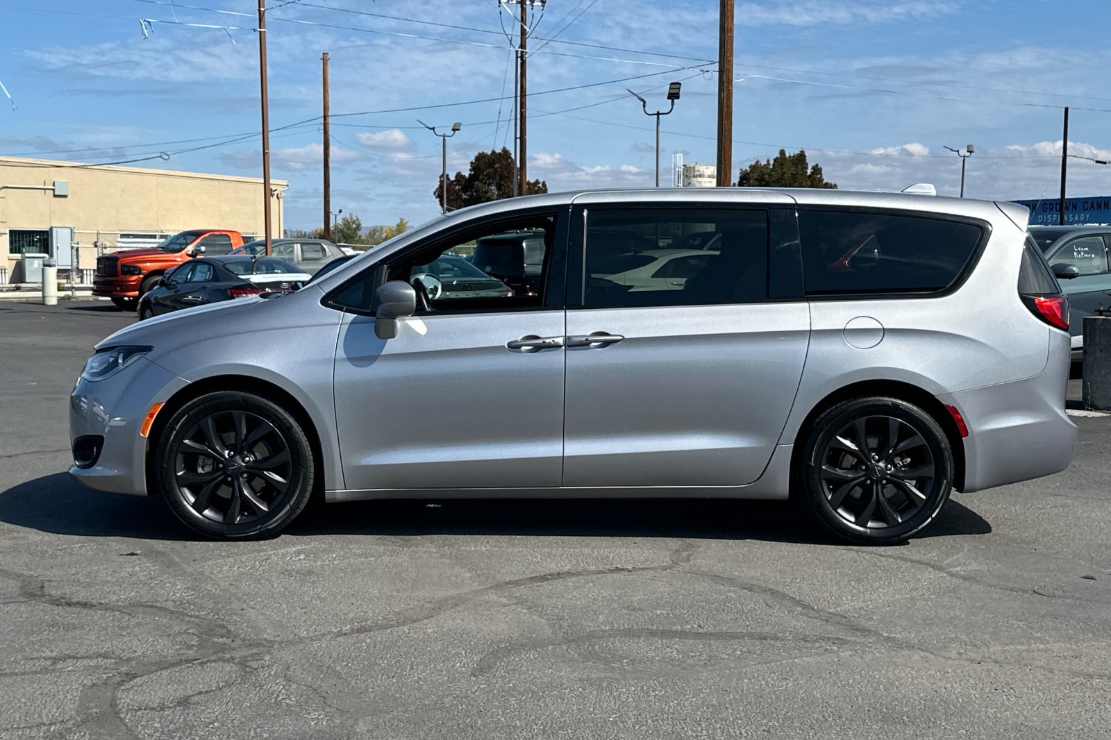 Used 2020 Chrysler Pacifica Touring w/ S Appearance Package FWD image 7