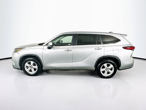 Used 2023 Toyota Highlander L FWD image 4