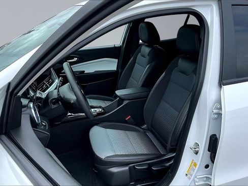 Used 2025 Chevrolet Trax LT FWD image 22