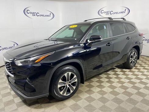 Certified 2024 Toyota Highlander XLE AWD/4WD image 3
