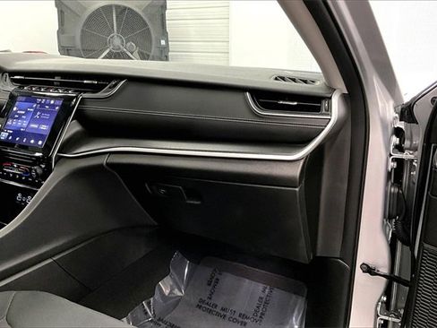 Used 2023 Jeep Grand Cherokee Laredo image 15