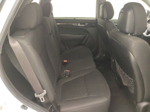 Used 2015 Kia Sorento LX image 19