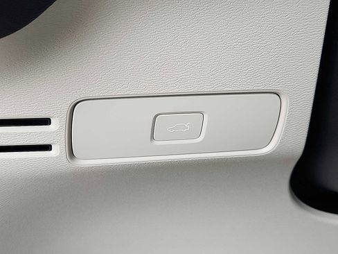 Certified 2024 Volvo XC40 B5 Ultimate w/ Protection Package Premier image 22