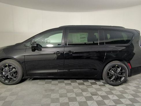 New 2026 Chrysler Pacifica Select image 8