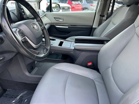 Used 2023 Toyota Sienna XLE FWD image 11