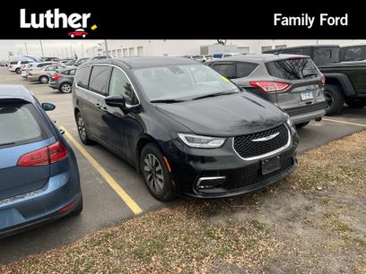 Used 2024 Chrysler Pacifica Select