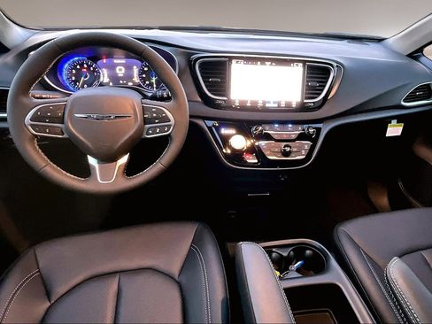 New 2026 Chrysler Voyager LX image 5