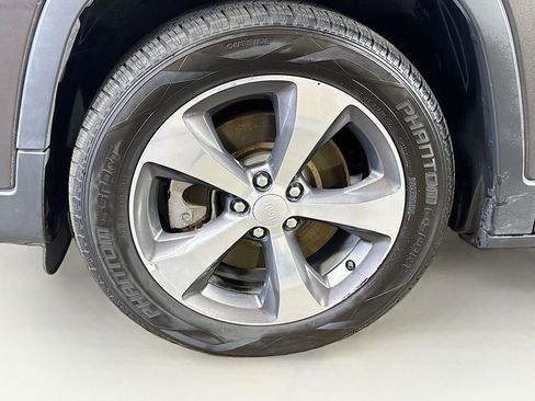 Used 2019 Jeep Cherokee Limited FWD image 29
