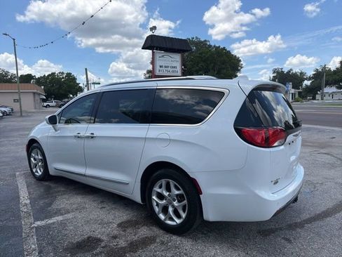 Used 2018 Chrysler Pacifica Touring-L FWD image 7
