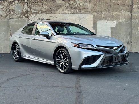 Used 2022 Toyota Camry SE image 2
