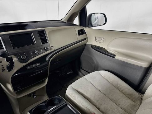 Used 2011 Toyota Sienna LE w/ Towing Pkg AWD/4WD image 23