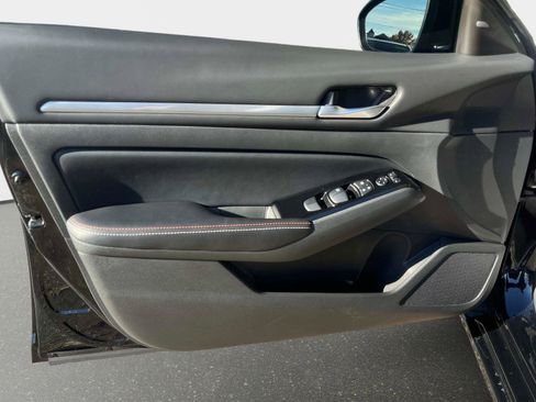 Used 2024 Nissan Altima 2.5 SR w/ SR Premium Package image 17