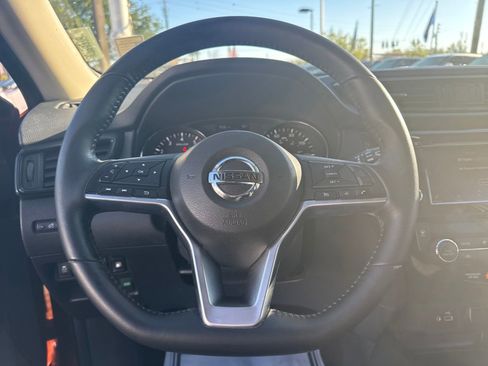Used 2018 Nissan Rogue SV image 15