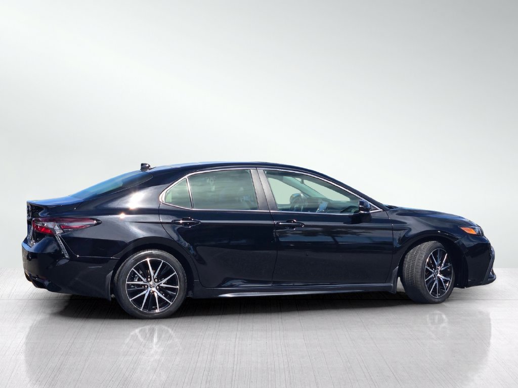 Used 2022 Toyota Camry SE w/ Cold Weather Package FWD image 3