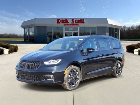 New 2026 Chrysler Pacifica Select image 3