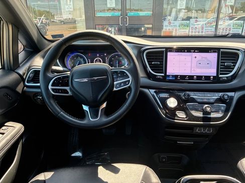 Used 2025 Chrysler Pacifica Select FWD image 15