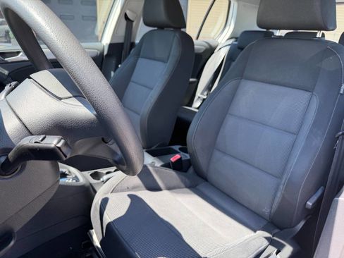 Used 2010 Volkswagen Golf 4-Door FWD image 16