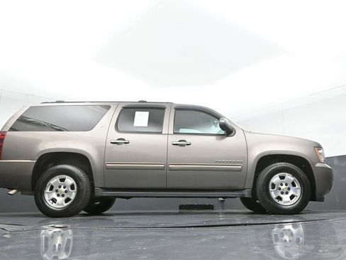 Used 2013 Chevrolet Suburban LT RWD image 32