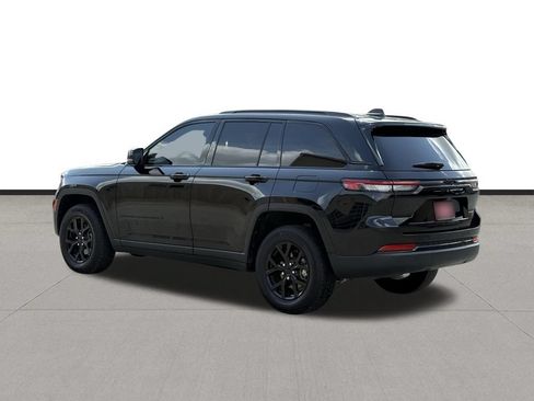 Used 2025 Jeep Grand Cherokee Altitude RWD image 7