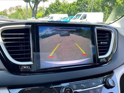 Used 2023 Chrysler Pacifica Touring-L FWD image 19