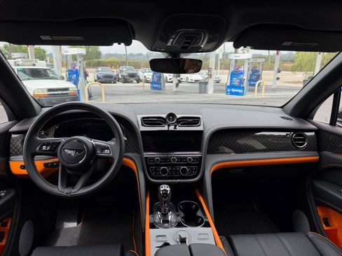 Used 2025 Bentley Bentayga AWD/4WD image 11