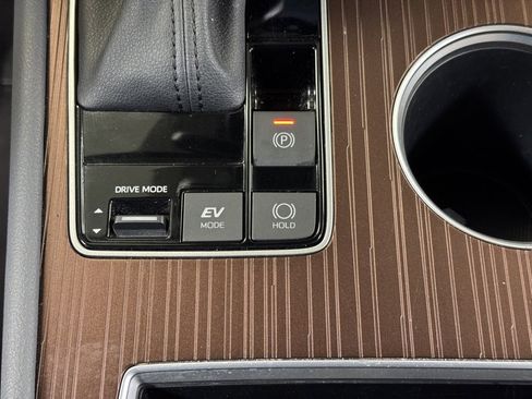 Used 2024 Toyota Sienna XLE image 34