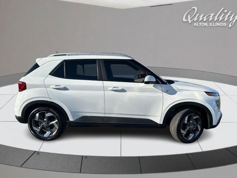 Used 2024 Hyundai Venue SEL image 3