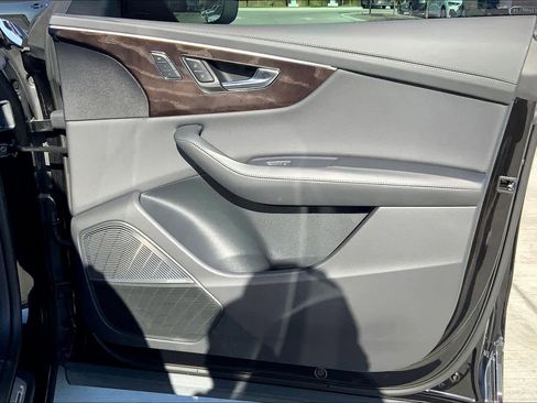 Used 2023 Audi Q8 Prestige w/ Prestige Package image 21