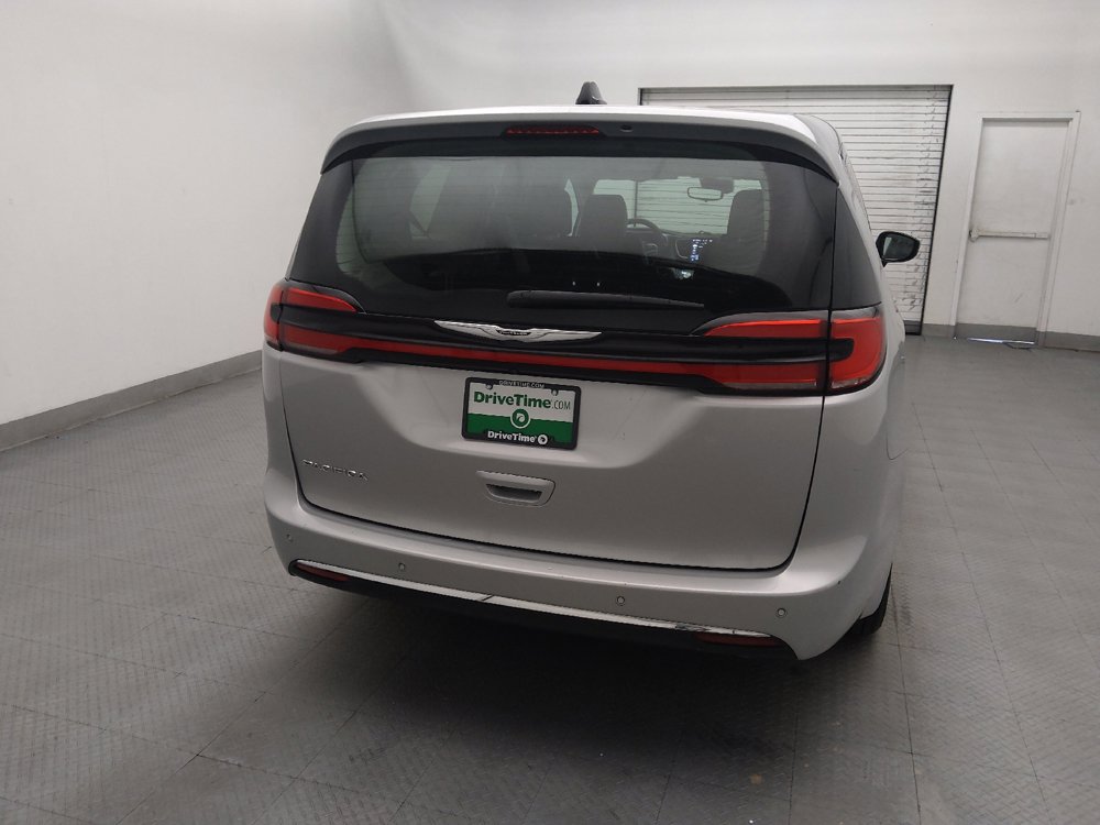 Used 2024 Chrysler Pacifica Touring-L FWD image 7