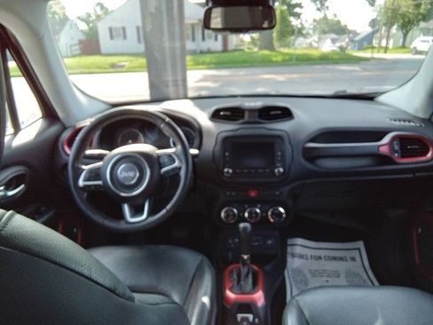 Used 2016 Jeep Renegade Trailhawk w/ Premium Trailhawk Package AWD/4WD image 11