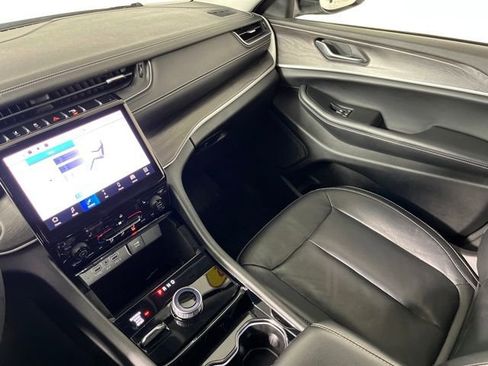 Used 2023 Jeep Grand Cherokee L Limited w/ Black Appearance Package image 33