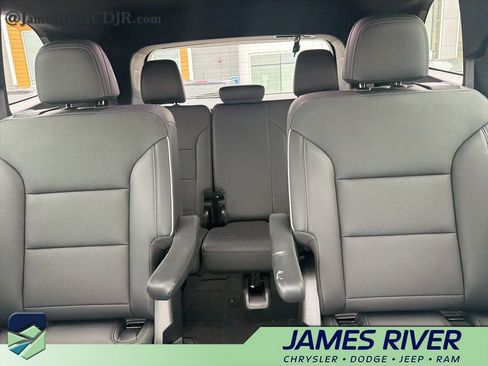 Used 2025 Buick Enclave Preferred AWD/4WD image 10