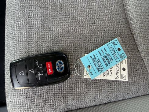 Used 2025 Toyota Sienna LE FWD image 31